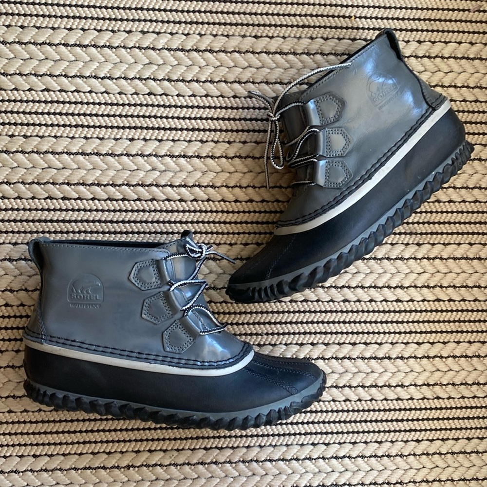 Sorel Out N About Leather Grey Ankle Rain Boots size 8